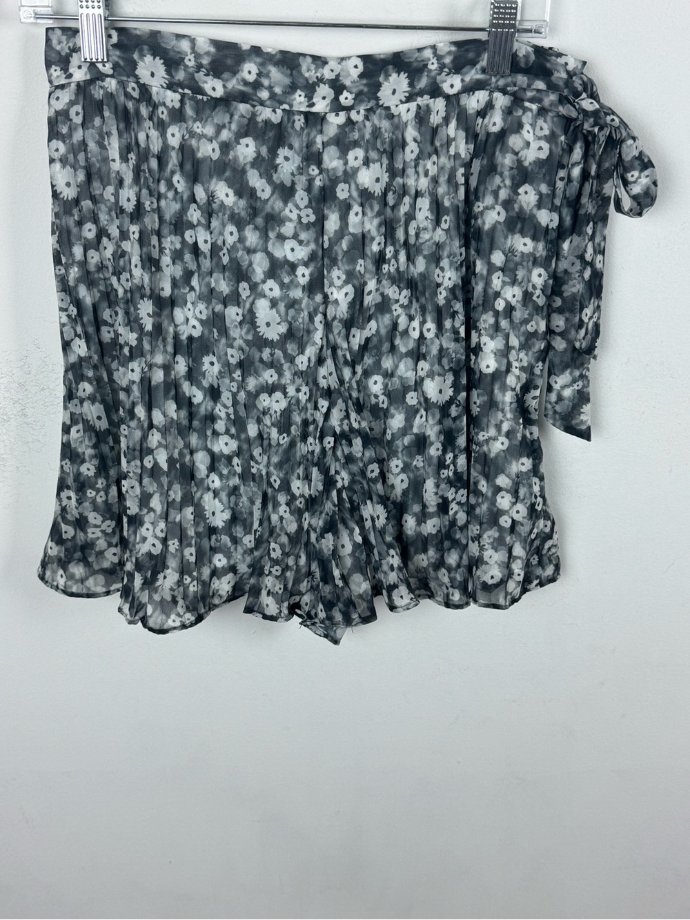 Club Monaco Black and White Floral Pleated Skirt
